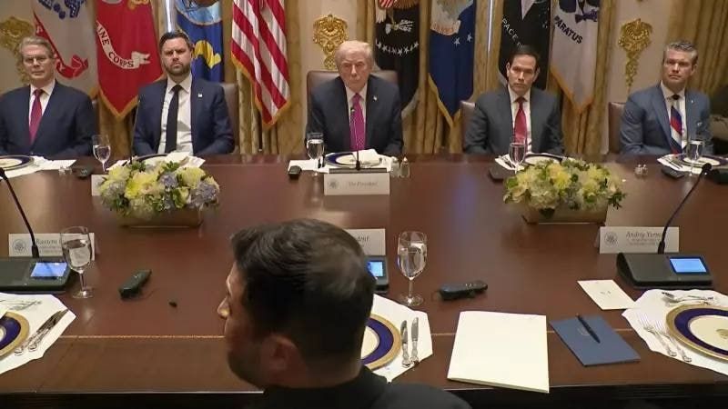 Галстучная дипломатия. Глава Пентагона (на фото справа) пришёл на встречу с Зеленским в галстуке в цветах российского флага