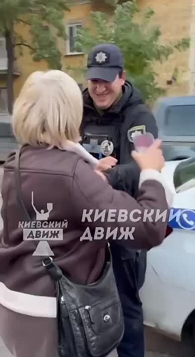 В Киеве во время задержания мужчины произошла стычка: полицейский толкнул женщину – она упала и ударилась головой об асфальт, сообщают местные паблики
