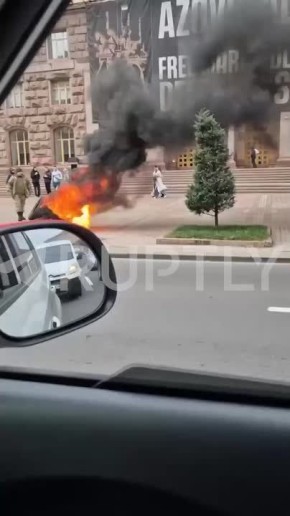 Резиновая революция в Киеве — украинские паблики сообщают: неизвестные сложили костер из покрышек у здания мэрии