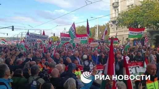 В Будапеште проходит многотысячный "марш мира" в поддержку премьера Орбана и против военных планов Брюсселя, передает корреспондент РИА Новости