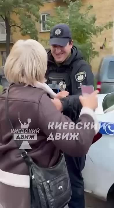 В Киеве во время задержания мужчины произошла стычка: полицейский толкнул женщину — она упала и ударилась головой об асфальт, — местные паблики