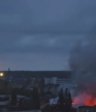 Пожар в одном из зданий радиозавода в Киеве после сегодняшнего ракетного удара