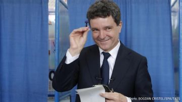 Президента Румынии Никушора Дана освистали перед Национальным театром в городе Яссы за поддержку Украины, сообщает Spotmedia