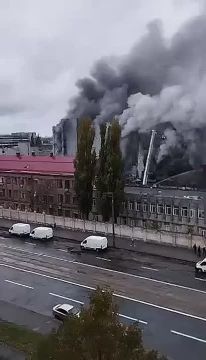 А вот еще кадры из Киева для ценителей "декоммунизации"