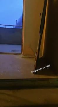 Два майора: Последствия прилёта(ов) по одному из зданий радиозавода в Киеве этой ночью нашел Диван