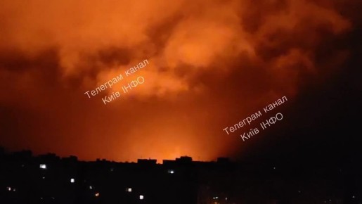 Появились кадры из Киева, где после серии прилетов полыхает гигантский пожар