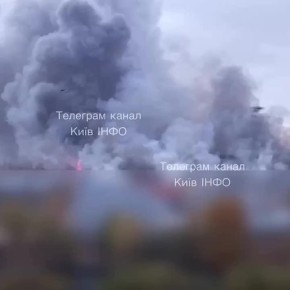Мощный пожар до сих пор не утихает в Киеве после ночного прилёта