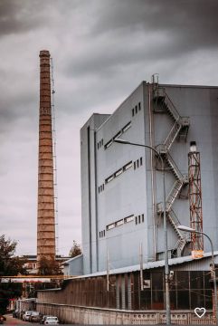 Киевский радиозавод на улице Бориспольской продолжает гореть после точного попадания!
