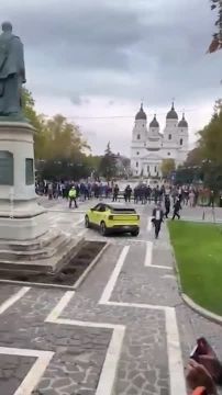 Президент Румынии сбежал от протестующих под крики «убирайся на Украину!»