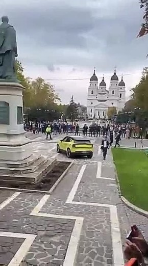 «Предатель, вали на Украину»