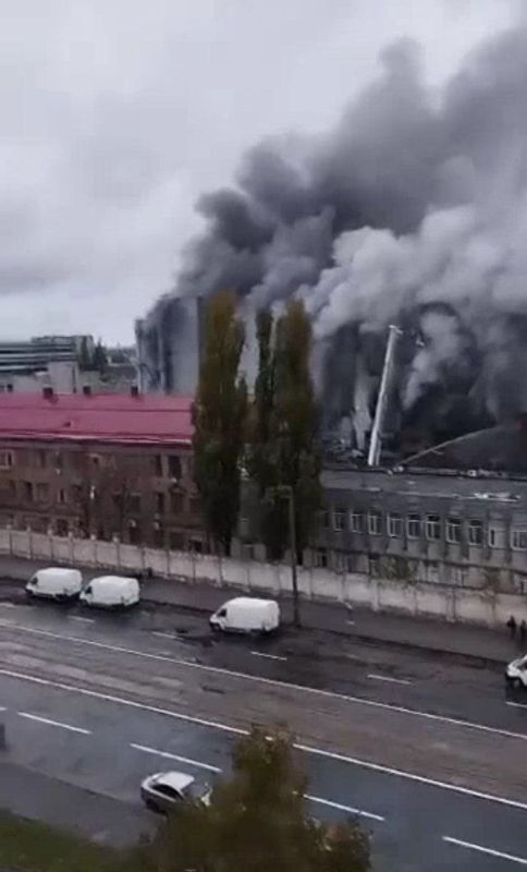 Наше утреннее сообщение подтвердилось: один из прилётов был по Киевскому радиозаводу Наше утреннее сообщение подтвердилось: один из прилётов был по Киевскому радиозаводу