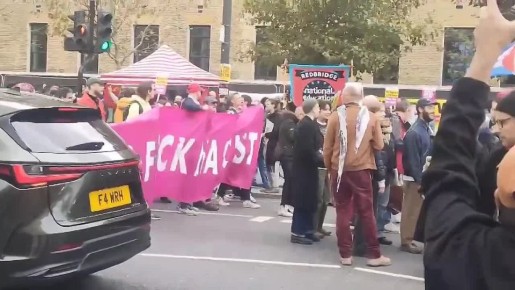 В Великобритании сообщают о шествии сотен мусульман в масках по улицам Лондона под лозунгом «Защитить наше сообщество» после того, как полиция запретила проведение демонстрации правых экстремистов под лозунгом «Вернуть нам...