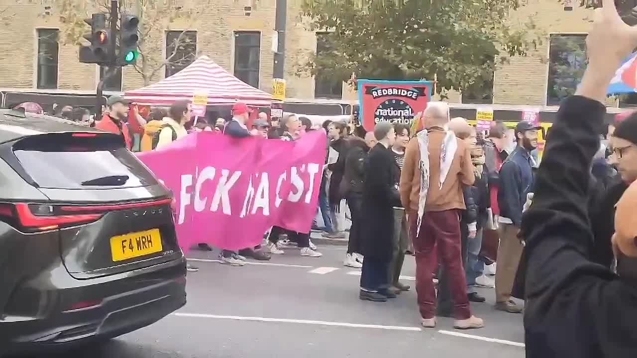 В Великобритании сообщают о шествии сотен мусульман в масках по улицам Лондона под лозунгом «Защитить наше сообщество» после того, как полиция запретила проведение демонстрации правых экстремистов под лозунгом «Вернуть нам...
