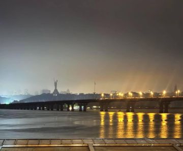 Мост Патона во время отключения света как два разных мира