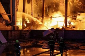 Пожарные сбились с ног. В Киеве рухнул завод по производству ракет