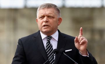 Словакия не будет участвовать ни в одной схеме Евросоюза, которая предусматривает финансирование военной помощи Украине, заявил премьер республики Роберт Фицо во время пресс-конференции