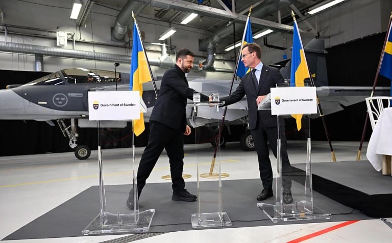 Шведская авиастроительная и оборонная компания Saab готовится открыть на Украине завод по производству истребителей Gripen, сообщает Financial Times со ссылкой на генерального директора корпорации Микаэля Йоханссона