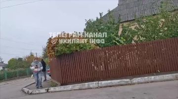 На Украине в Белой Церкви полицейские и военкомы пытались задержать мужчину, но, заметив собирающуюся толпу, быстро скрылись