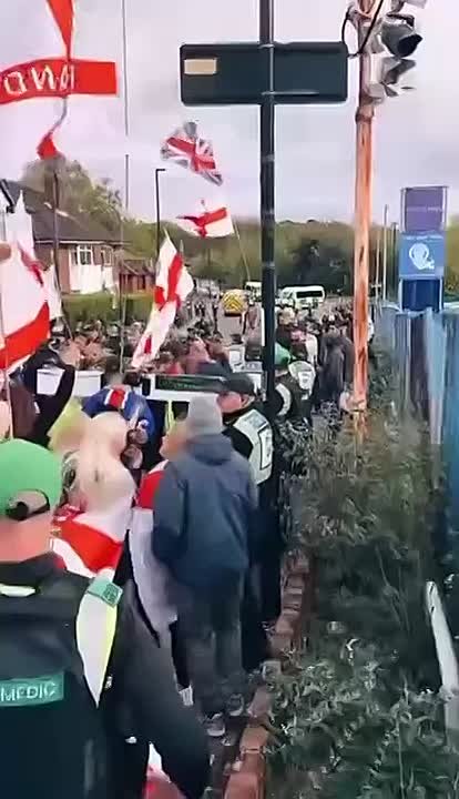 У хозяев кажется майдан. «Это наша земля! Это наши улицы! Аллаху акбар!» В ответ на марши против массовой миграции в Лондоне(видео 1,2) «новые англичане», они же, вчерашние беженцы, в восточном Лондоне провели свои митинги...