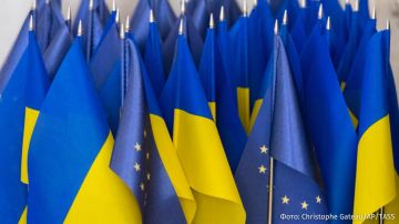 "План Б": ЕК может предложить странам ЕС взять совместные долги на "десятки миллиардов евро" для удержания Киева "на плаву" или "отпустить" Украину, сообщает Politico