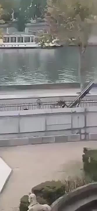 Захарова посоветовала Макрону отправить по два солдата на охрану музеев, а не контингент на Украину