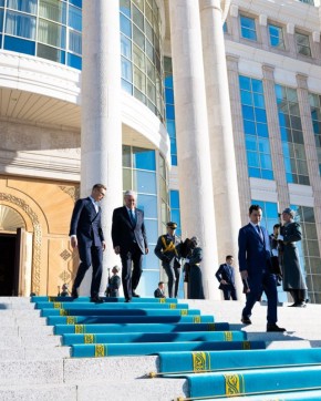 Президент Финляндии Стубб прилетел в Казахстан обрабатывать Токаева