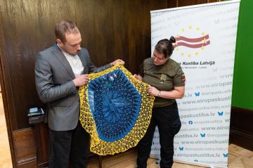 Скатерть вручили медсестре из Латвии за работу фронтовым медиком на Украине