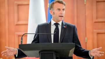 Макрон мечтает о "лаврах" Наполеона, но историю он изучал позорно плохо, заявили в Службе внешней разведки России