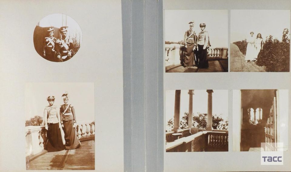 Личный фотоальбом Александры Федоровны, включающий 26 фотографий царской семьи, продали на аукционе за 13 млн рублей, сообщили ТАСС в пресс-службе "Литфонда" Личный фотоальбом Александры Федоровны, включающий 26 фотографий царской семьи, продали на аукционе за 13 млн рублей, сообщили ТАСС в пресс-службе "Литфонда"