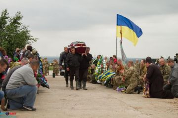 «Думская»: Сотрудники одного из военкоматов на Украине силой мобилизовали четверых работников похоронного бюро прямо во время траурной церемонии