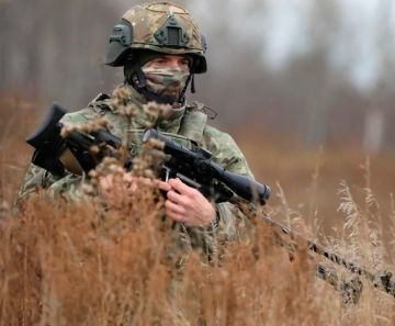 Наши военные постоянно слышат иностранную речь по рациям, отметил Песков