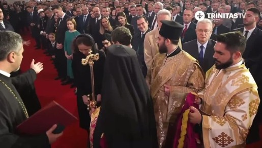 Церковный вопрос Санду. Президент Молдавии Майя Санду в очередной раз появилась в православной церкви не с покрытой головой
