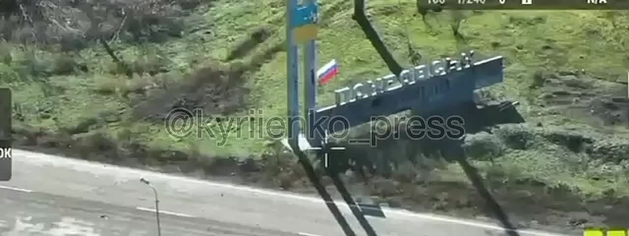 На стеле Покровска (Красноармейска) появился российский флаг