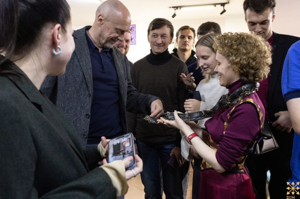 21 октября в ЕСМ-Москва прошла открытая встреча с французским публицистом, политологом, борцом с западным глобализмом Аленом Соралем 21 октября в ЕСМ-Москва прошла открытая встреча с французским публицистом, политологом, борцом с западным глобализмом Аленом Соралем