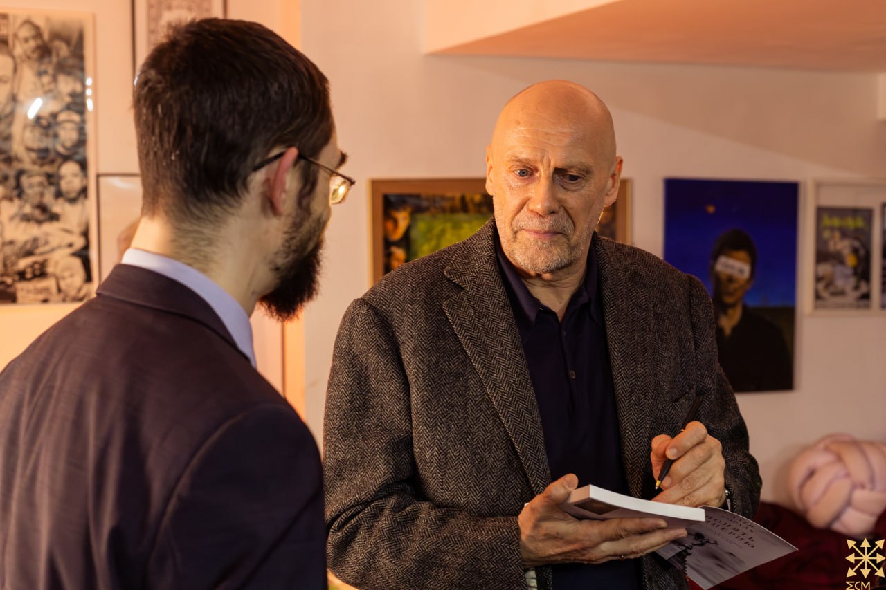 21 октября в ЕСМ-Москва прошла открытая встреча с французским публицистом, политологом, борцом с западным глобализмом Аленом Соралем 21 октября в ЕСМ-Москва прошла открытая встреча с французским публицистом, политологом, борцом с западным глобализмом Аленом Соралем