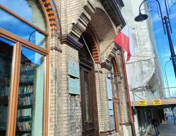 В Перемышле сорвали флаг с дома почетного консульства Украины: злоумышленников задержали