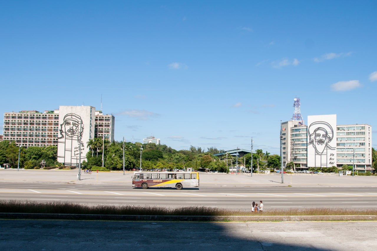 Украина закрывает свое посольство на Кубе и понижает уровень дипотношений с ней