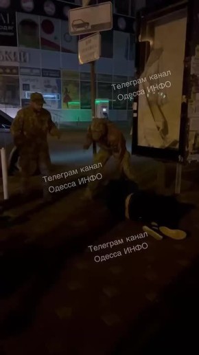 «Ногами выбивали стекло»: в Одессе толпа перевернула автобус ТЦК
