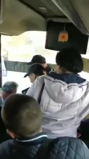 На Украине ТЦКшники и "полицейские" могилизуют не только прохожих, но и водителей автобусов, из-за чего общественный транспорт иногда остаётся просто брошенным на обочине