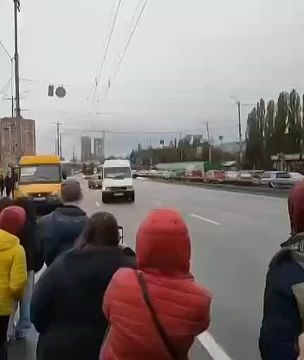 Чудо! До чего дошёл прогресс! — жители Киева удивлённо снимают двухэтажный автобус, подаренный немцами