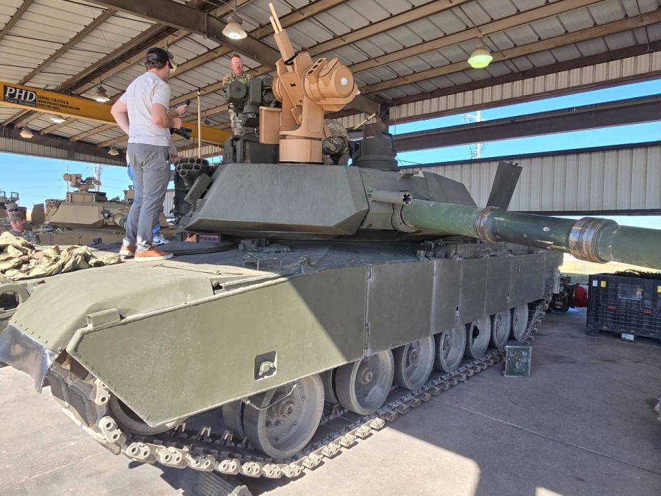 Два майора: В сети появились фотографии тяжёлой техники, на которой установлены макеты турелей против дронов «Bullfrog» Два майора: В сети появились фотографии тяжёлой техники, на которой установлены макеты турелей против дронов «Bullfrog»