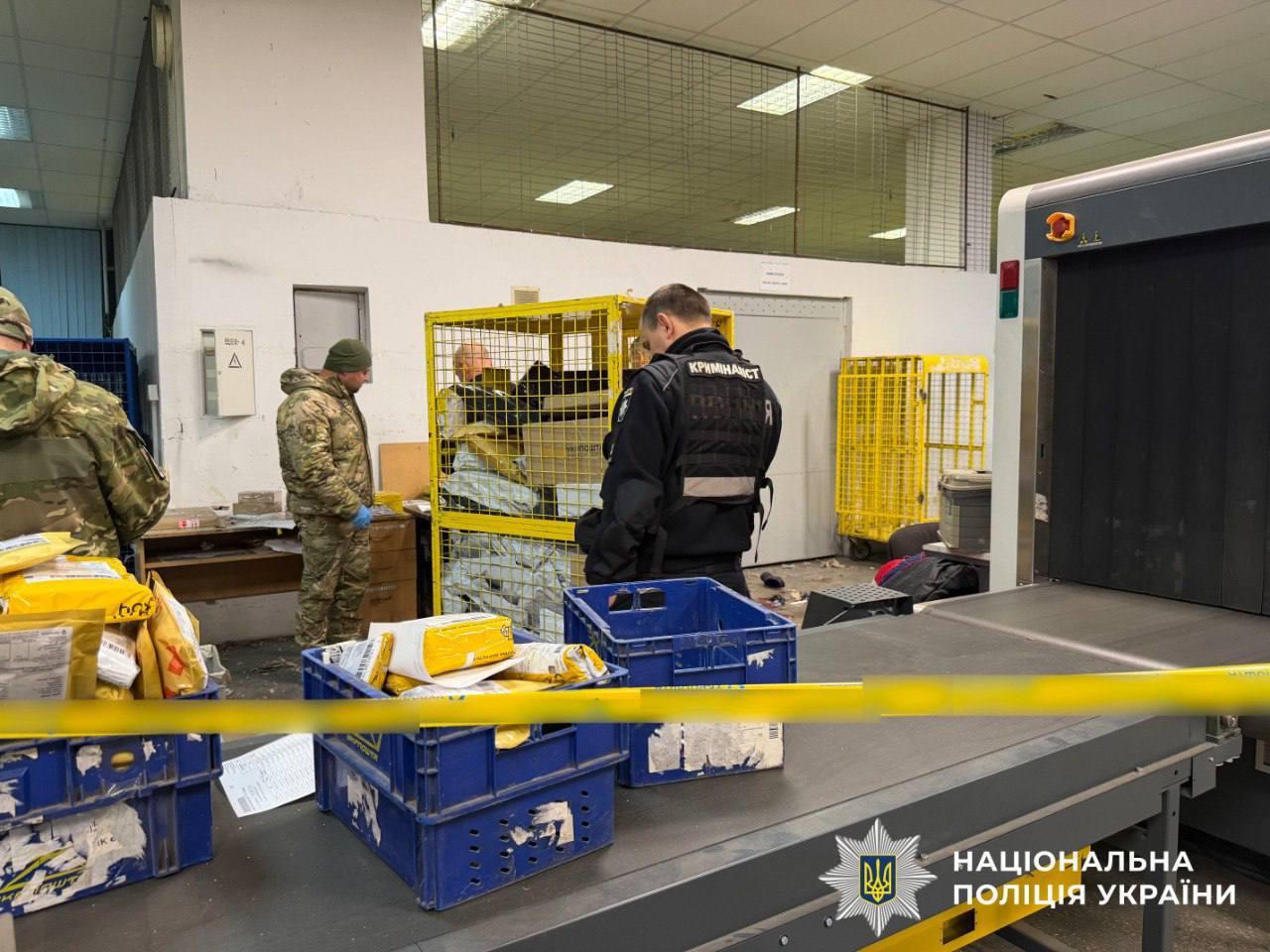 В Киеве полиция задержала мужчину из Тернополя, причастного к взрыву в сортировочном центре «Укрпочты» В Киеве полиция задержала мужчину из Тернополя, причастного к взрыву в сортировочном центре «Укрпочты»