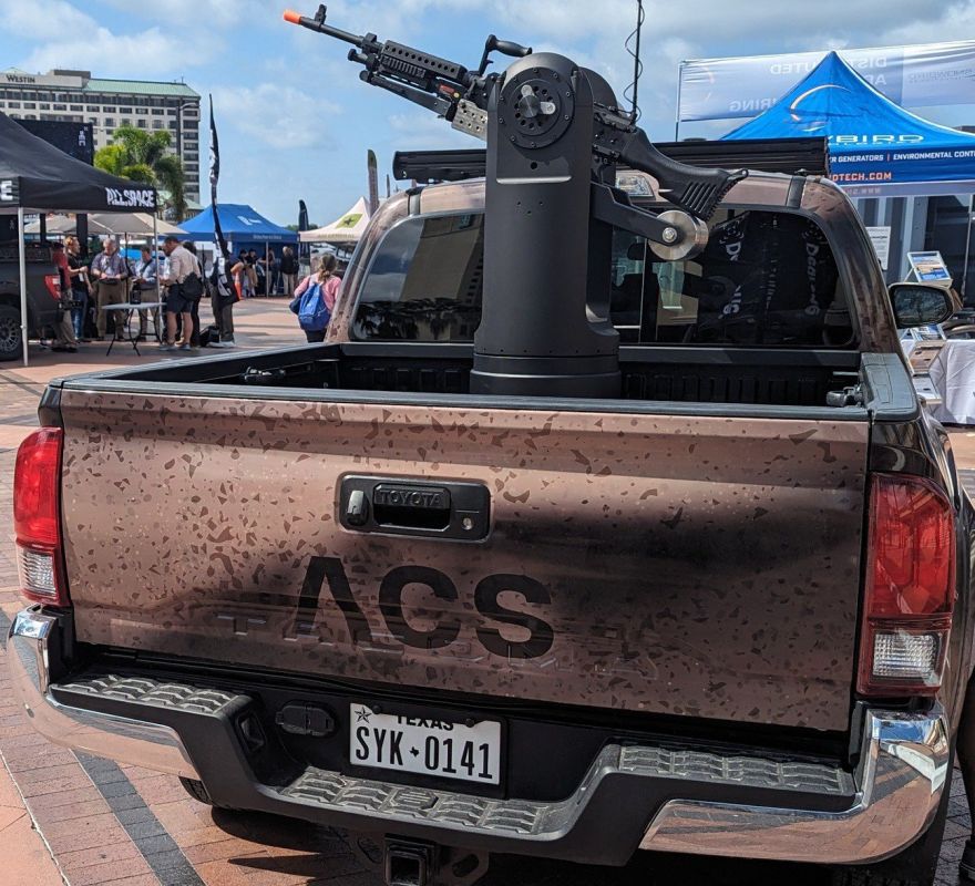 Два майора: В сети появились фотографии тяжёлой техники, на которой установлены макеты турелей против дронов «Bullfrog» Два майора: В сети появились фотографии тяжёлой техники, на которой установлены макеты турелей против дронов «Bullfrog»