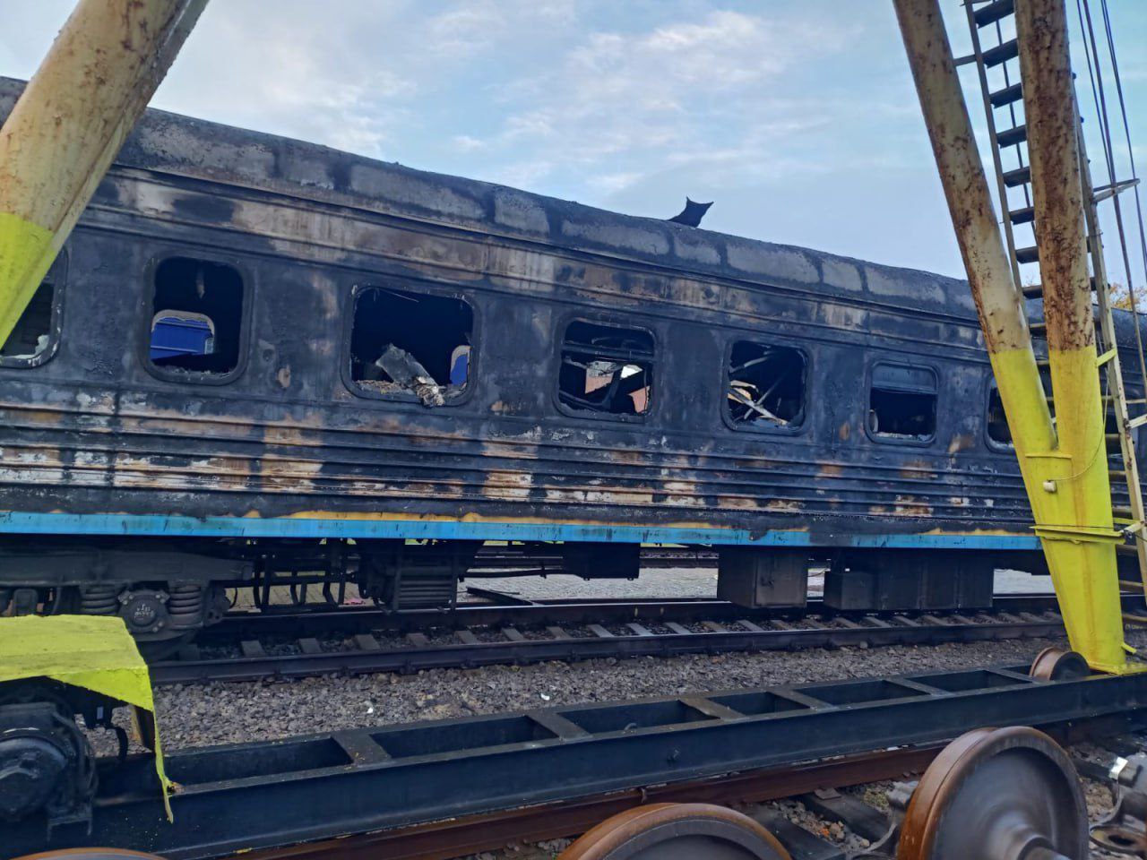 Враг показал последствия ночных ударов по ж/д инфраструктуре в Харьковской и Сумской областях Враг показал последствия ночных ударов по ж/д инфраструктуре в Харьковской и Сумской областях