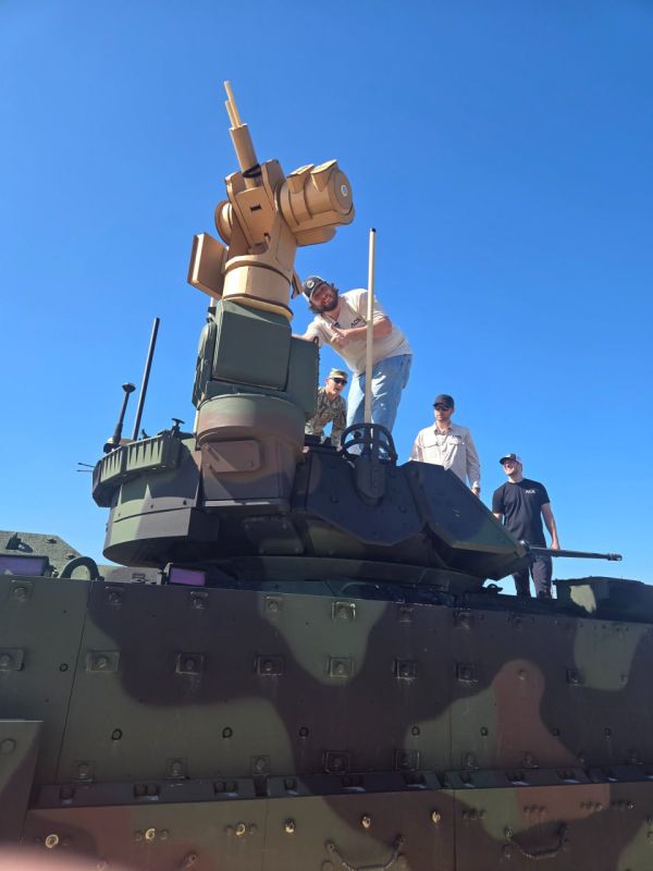 Два майора: В сети появились фотографии тяжёлой техники, на которой установлены макеты турелей против дронов «Bullfrog» Два майора: В сети появились фотографии тяжёлой техники, на которой установлены макеты турелей против дронов «Bullfrog»