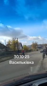 Момент вчерашнего прилёта бпла-камикадзе «Герань-2» по ж/д мосту в н.п Васильковка, Днепропетровская область