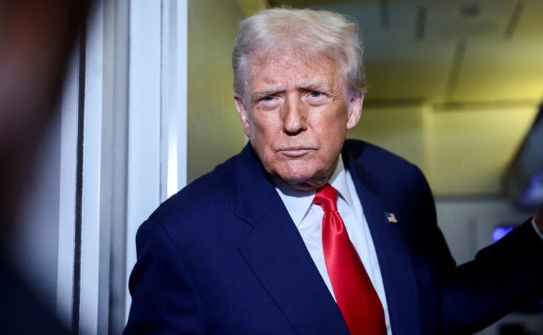 Дональд Трамп резко изменил свою позицию в отношении конфликта на Украине: его тон смягчился, а от жестких высказываний республиканец перешел к «невмешательству», сообщает американский телеканал Fox News