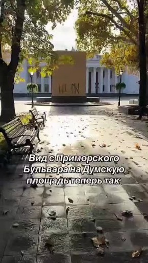 Одесса. Памятник Пушкину убрали, постамент закрыли, разрисовали Азовом