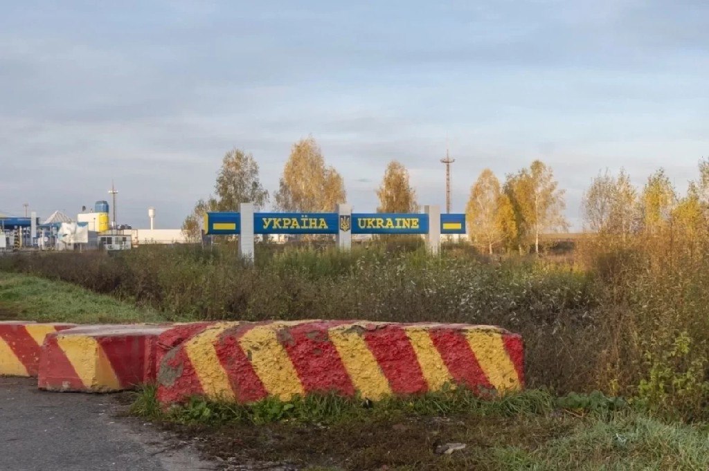 Драпают даже пограничники. Поток беженцев из Украины вырос на порядок