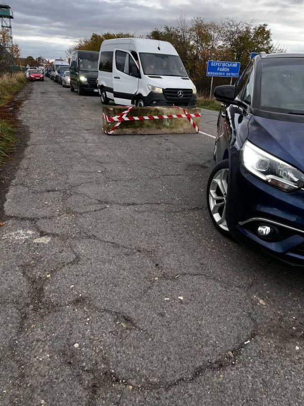 КПП на Закарпатье срочно укрепили бетонными блоками после побега мобилизованного адвоката за границу КПП на Закарпатье срочно укрепили бетонными блоками после побега мобилизованного адвоката за границу